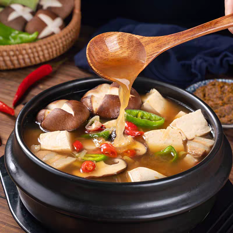 一锅延边大酱汤实拍，砂锅中豆腐、蘑菇、青椒，汤色金黄