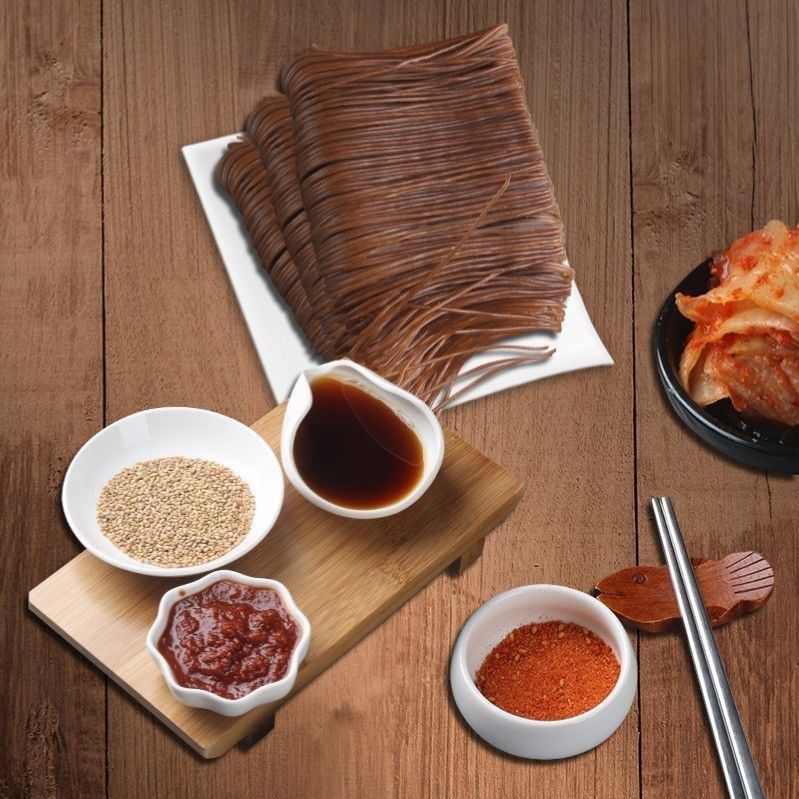 延边荞麦冷面面饼与汤料、芝麻、辣酱、辣白菜配料实拍